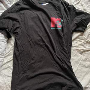 MTV T-Shirt från H&M med tryck på både rygg och framsida. Om du har några frågor så är det bara att kontakta! :)