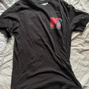 T-Shirt med tryck  - MTV T-Shirt från H&M med tryck på både rygg och framsida. Om du har några frågor så är det bara att kontakta! :)