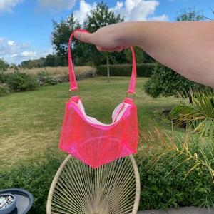 Handväska - Liten gullig genomskinlig neon-handväska från shein. Aldrig använd i nyskick🌻
