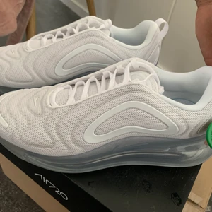 Nike Air Max 720 - Storlek 42 Nyskick, endast använt ett fåtal gånger. Köpt för 2 100 på Nikes egna hemsida. Köparen står för frakten!