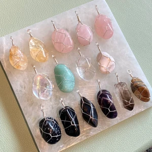 hängen kristaller <3 - säljer dessa egentillverkade hängena av kristaller! :D pris 79-99kr styck, frakt 13kr (frimärke) 💛 finns även svart band i PU-läder (veganskt/artificiellt) att köpa till för 19kr! ✨ betalning sker via swish! bara att skriva vid frågor eller intresse!! 🫶