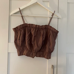 Brunt kort linne - Säljer ett jättefint brunt linne från SHEIN i storlek S. Aldrig använt så bra skick. Säljer detta för 30 spänn + frakt ca 30 kronor 💕