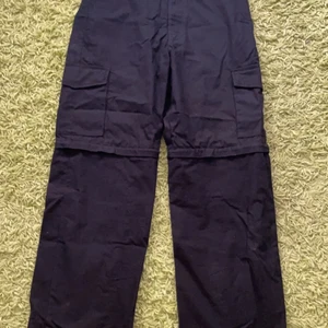District fortysix cargo pants - Säljer mina cargo pants som kan omvandlas till cargo shorts med en dragkedja storlek medium skick 10/10 aldrig använda ny pris 699, pris 450