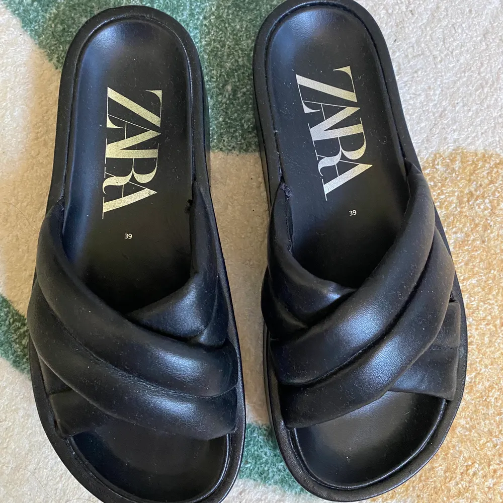 As snygga sandaler från Zara men dom är tyvärr för små för mig, storlek 39 så skulle säga att dom passar en 39/40. Dom är som gott som nya! Hör av er vid frågor & pris kan diskuteras!🙌🏼💕. Skor.