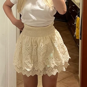 Volangkjol  - En skitfin broderad volangkjol ifrån zara💕💕