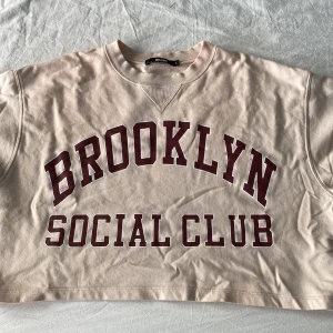 Bik bok sweather i storlek s - Som ny, använd få gånger. Lite croppad med långa ärmar. 