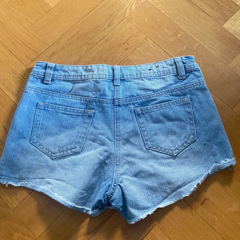 Ascoola jeansshorts som är för små för mig. 😩midja 76cm. Shorts.