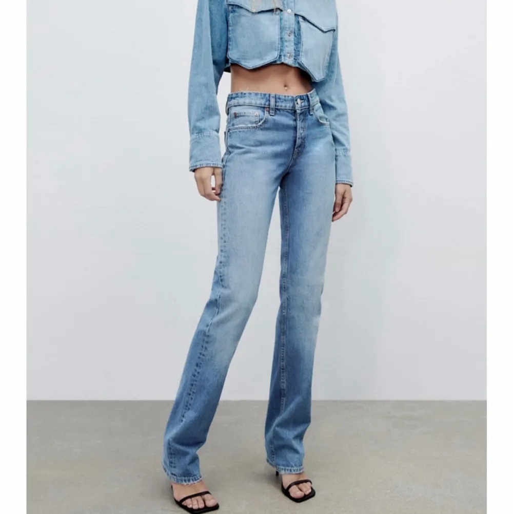 helt oanvända zara jeans i storlek 34 som är försmå, köparen står för frakten💕. Jeans & Byxor.