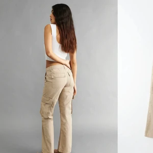 Low waist cargo jeans - Säljer nu mina cargo jeans från Gina tricot, använda 1 gång! Köpte dem för 499 kr säljer för 300 kr💕