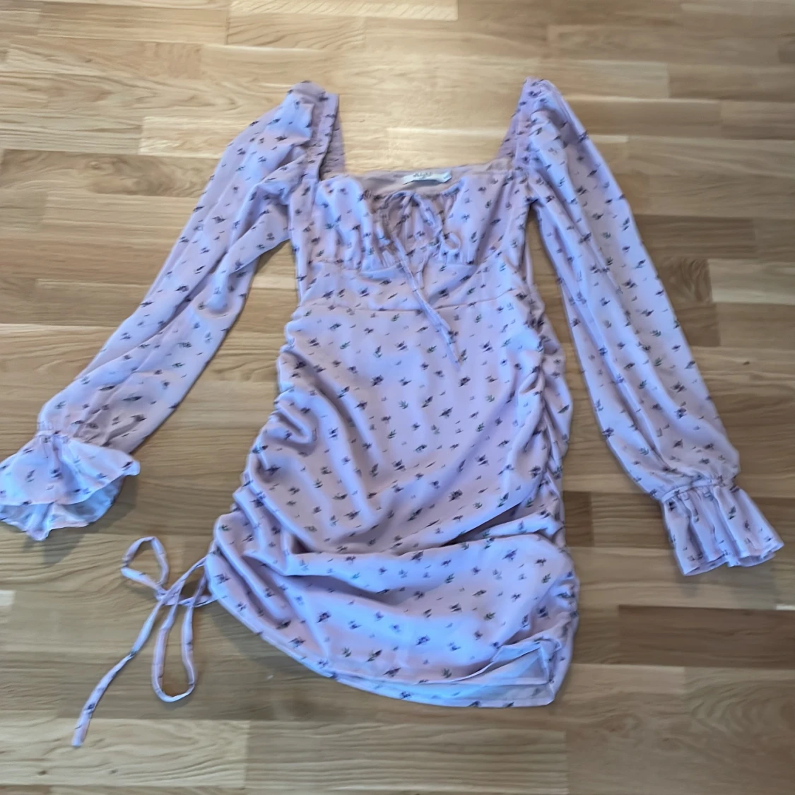 Miniklänning i chiffon med knytning - 91