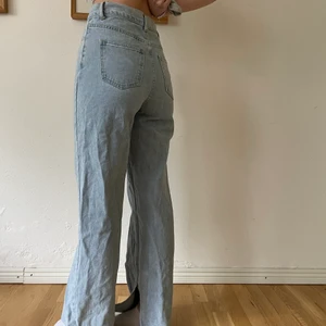 Byxor med slits  - Dessa fina byxor med slits längst ner, knappt använda då de inte är min stil! Flyttar utomlands snart och kommer enbart ha tid att posta fram tills 8/9 så passa på!! 💘 TRYCK INTE PÅ KÖP DIREKT!