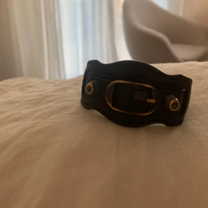 BALENCIAGA ARMBAND - säljer mitt fina svarta balenciaga armband, köpt för 2 år sen har inte kvar kvitto eller box men är äkta!! Använt ganska mycke men fint skick och inget är trasigt 🤪de står balenciagaparis i armbandet som äktahetsbevis💗💗 pris kan diskuteras 