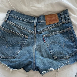 Levis shorts  - Super fina trendiga shorts från Levis som tyvärr är för små för mig 💛 Säljs till högst budande 💕