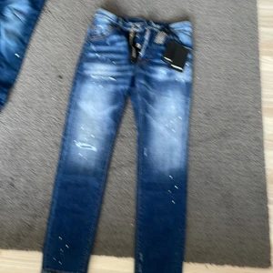 Dsquared 2 storlek 44 - helt nya dsquared testade de en gång de va för små på nig