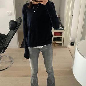 Marinblå tröja - Nästan oanvänd marinblå tröja i merinoull från uniqlo!