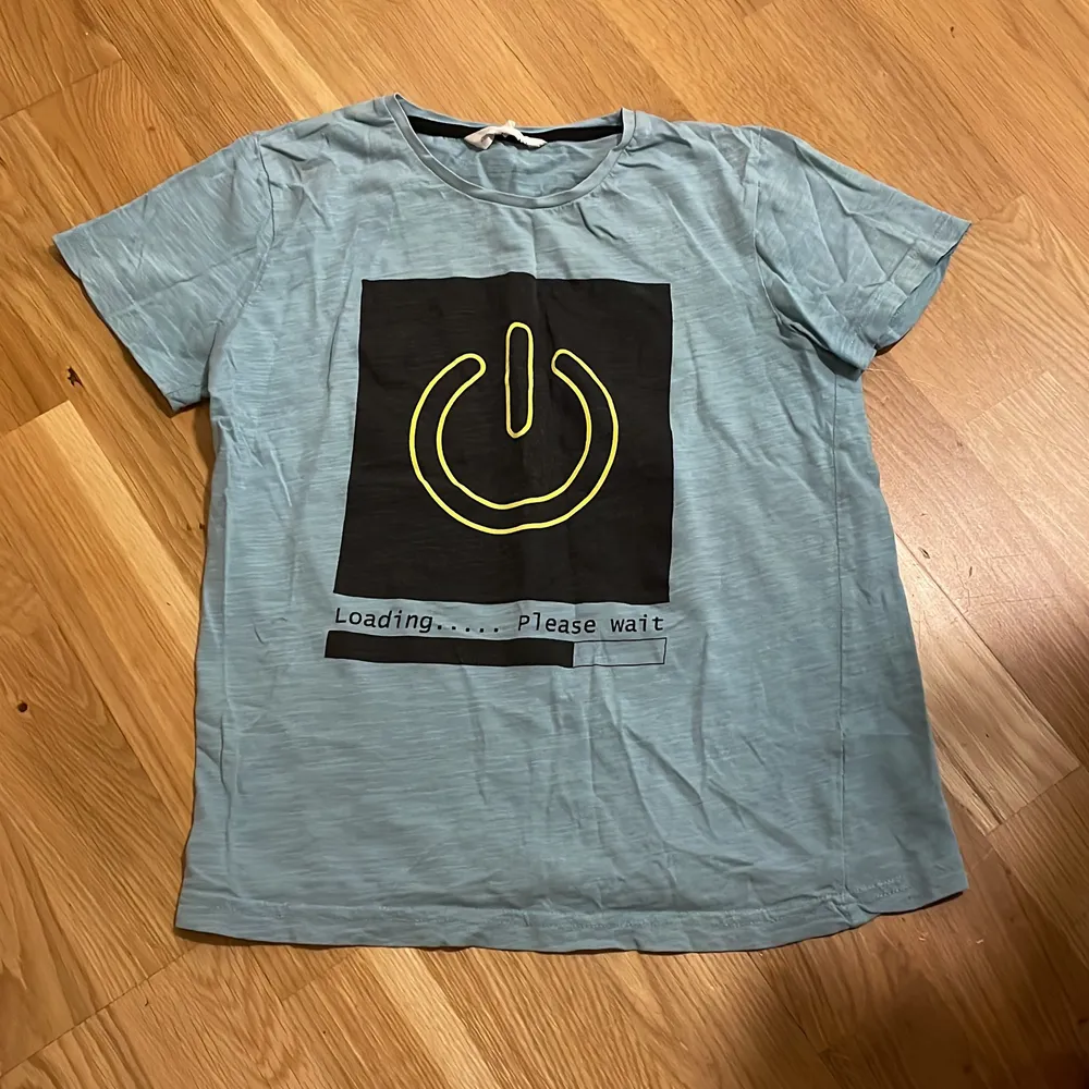 T-shirt med tryck från Kappahl. För pojkar. Storlek: 134/140. T-shirts.