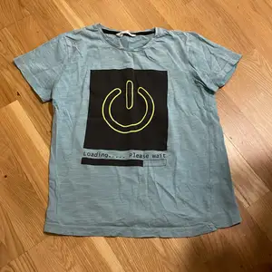 T-shirt med tryck från Kappahl. För pojkar. Storlek: 134/140