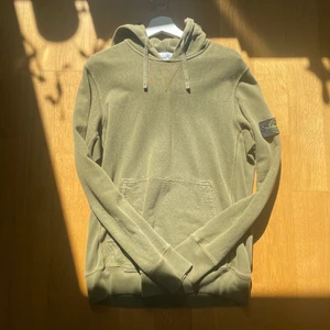 Stone Island Hoodie stl:L - En Stone Island hoodie i gott skick (8/10).  Storlek L men precis som alla stone island tröjer så sitter de lite mindre i storlek, (emellan m och l).(Be om sträckkoden i pm.        (Kolla gärna på mina andra annonser (vi köp av flera får man bättre pris))