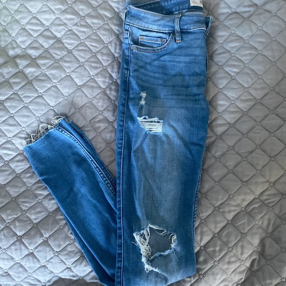 Slitna Hollister jeans 26/30 men stretchiga! . Jeans & Byxor.