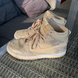 Nike skor - Super fina glittriga nike skor, vet ej modell. Säljer då dem inte är min stil