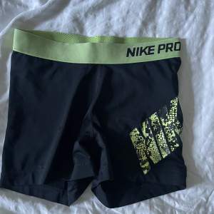 Svarta Nike pro shorts med gröna detaljer! Storlek M💚 100kr+frakt 