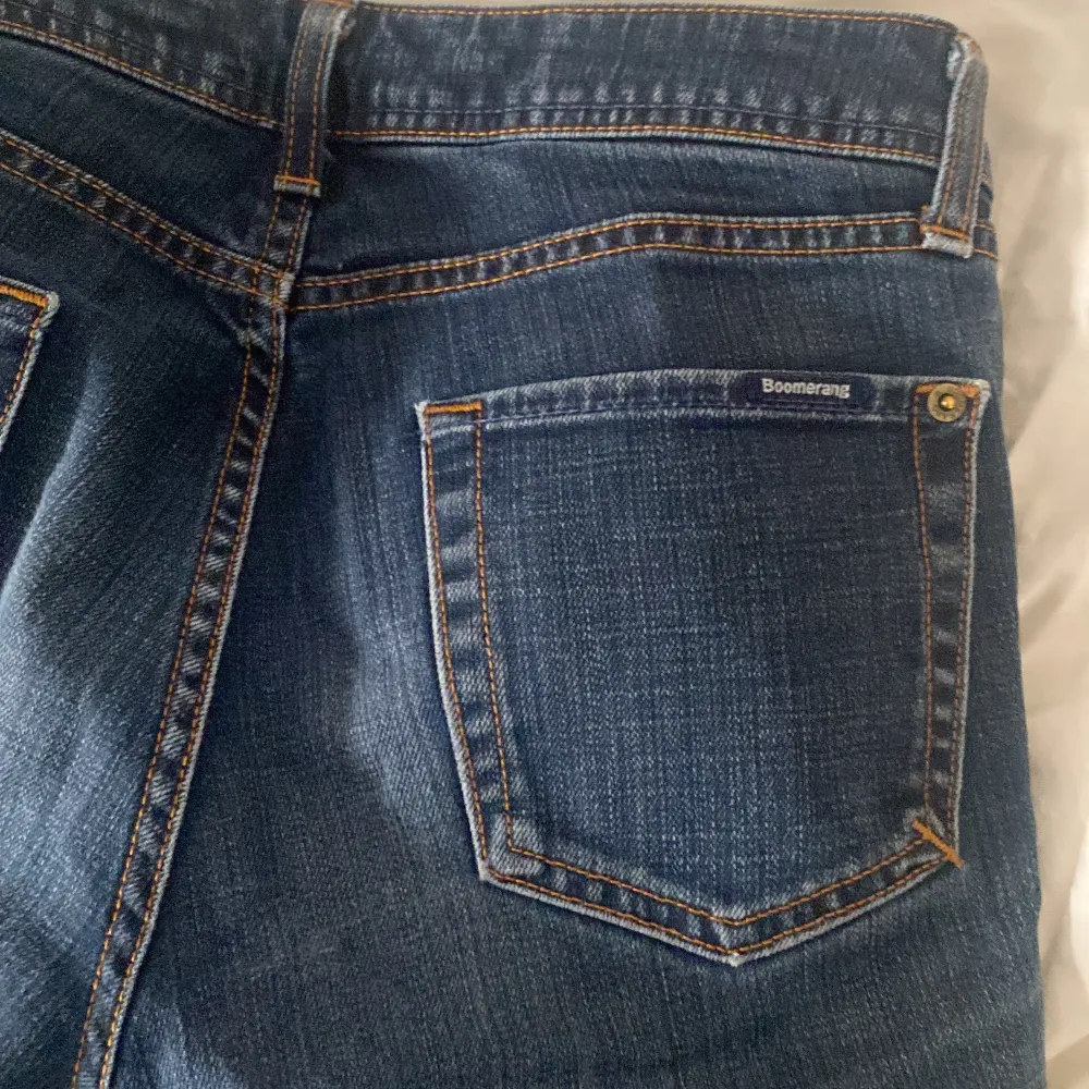 Säljer ett par lågmidjade jeans från Boomerang💙 aldrig använda!. Jeans & Byxor.