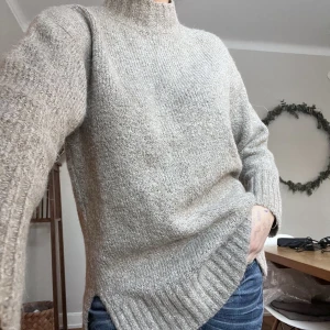 Stickad  - Stickad beige tröja. Otroligt mjuk och skön! Aldrig använd 