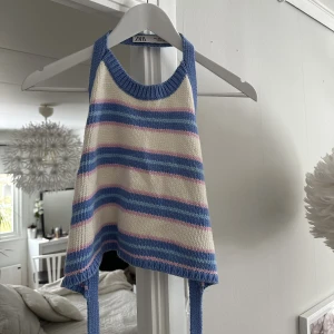 Topp från Zara - Finaste toppen!! Storlek L men passar alla storlekar eftersom man knyter själv i bak. Så den är även öppen i ryggen