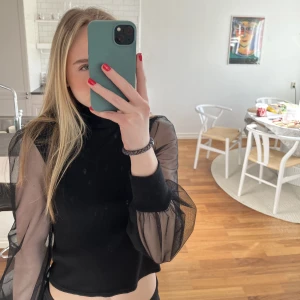 Blus från River Island!  - En såååå fin croopad blus från River Island! Kom privat för frågor osv💗OBS det är inte tröjan som är smutsig utan det är spegeln.