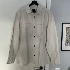 HM overshirt vit/offwhite - Regular fit. Säljer pga att jag köpte fel storlek. Skriv om ni vill ha fler bilder!