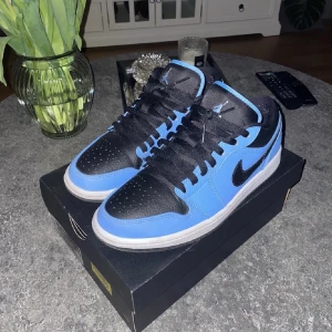 Jordan 1 -  Hej. Säljer ett par University Blue 1:or, lows. Strlk 41. Skick 9/10. Bara använd ett fåtal gånger.   Kan mötas upp i Jönköping, annars går det att frakta! Pris kan diskuteras, går också göra något byte.  Hör av dig om du är intresserad!
