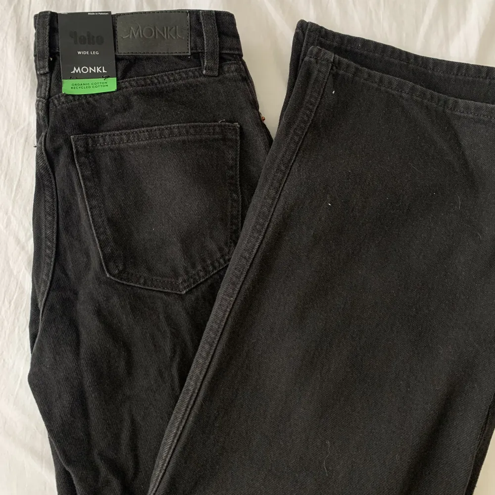 Svarta jeans från monki yoko Wide leg passar inte mig, aldrig använt lappen sitter kvar. . Jeans & Byxor.
