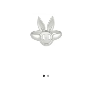 Purple pesto ring - Säljer en jättefin ring från Purple pesto. Köpt för 1 år sen men är sparsamt använd. 