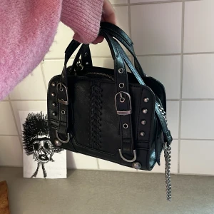 Zara Väska - Superfin mindre väska från zara, säljer för jag inte använder längre. Säljer för 150 ink frakt.