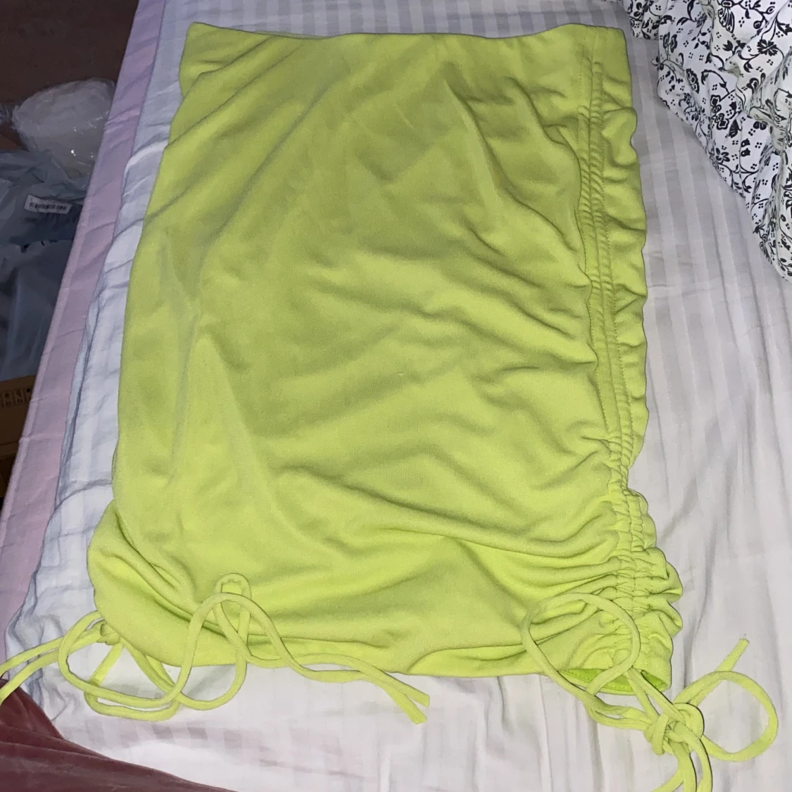 Ny limegrön kjol med snören