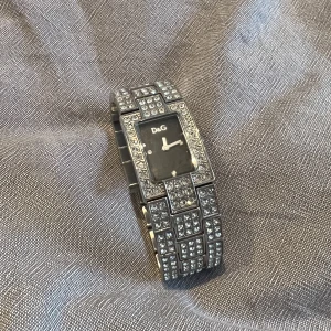 Dolce&Gabbana Klocka  - Snygg äkta Dolce&Gabbana klocka. Behöver byta batteri så fungerar den precis som den ska. 