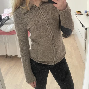 Zadig tröja - Super fin Zadig & Voltaire tröja!! Älskar detaljerna på armbågarna! Den kommer tyvärr inte tillräckligt till användning och därför säljer jag🫶Kom privat om du har fler frågor🫶