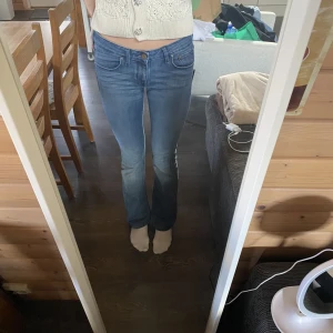 Lågmidjade jeans - Säljer dessa så fina Lågmidjade jeans köpta från lova Widerbergs vintage shop. Storlek 29/34 och så fina💕❤️