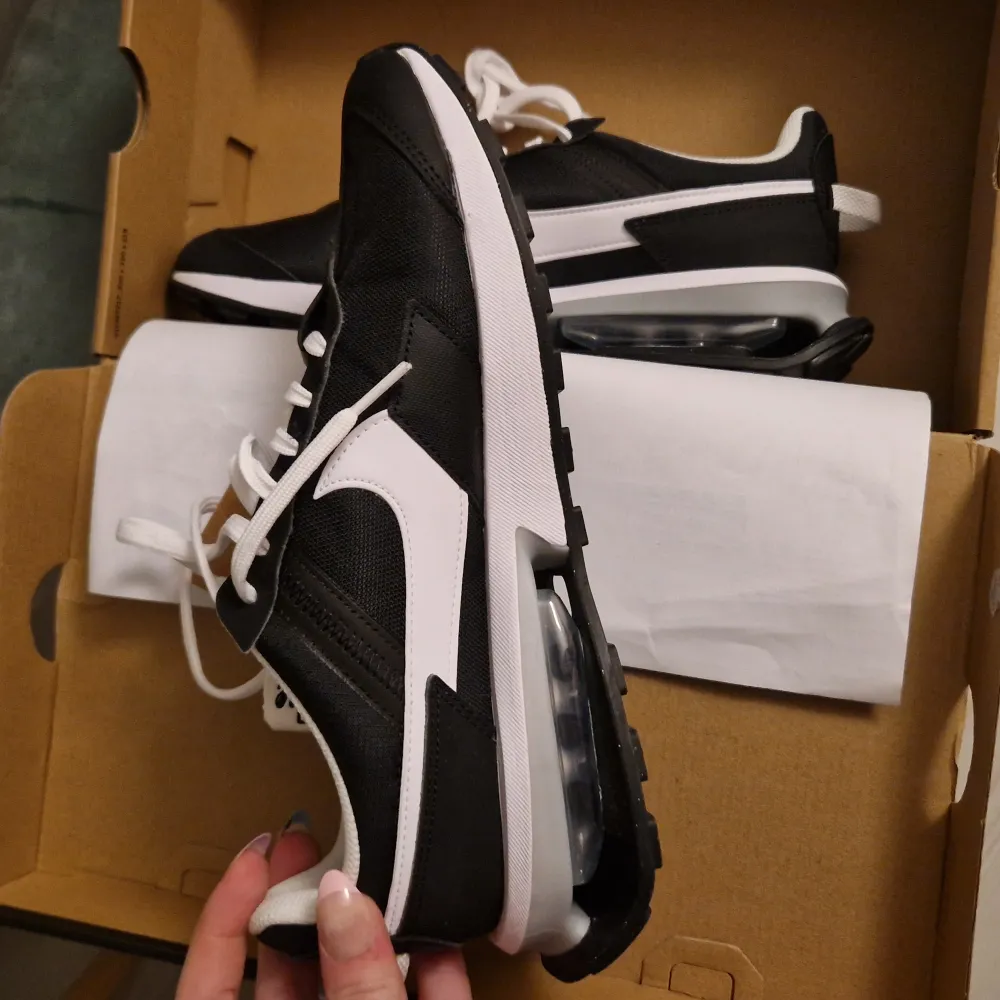 JD sports skickade fel skor till mig så de är helt nya och oanvända, jag har endast testat om de passade. Storlek: 41 Modell: Nike Air Max Pre-Day Nypris: ~1500kr. Skor.