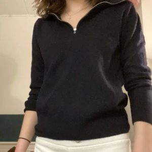 Tjocktröja - Tröja som krympt i tvätten. Gick från XL till S. Förutom det så är den i fint skick och fin pass form. Endast använd några gånger💕  Nypris: 1600kr 