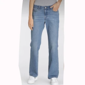 LÅGMIDJADE BOOTCUT LEVIS JEANS  - Säljer dessa så så fina lågmidjade bootcut jeans från Levis. Nyskick, köpta för 1300kr, aldrig använda. Säljer då de var lite små för mig o tiden för att lämna tillbaka rann ut. Skulle säga att dom är lite små i storleken snarare en 26a i midjan