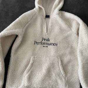 En Teddy tröja från peak performance helt oanvänd. Köpt för 1200kr