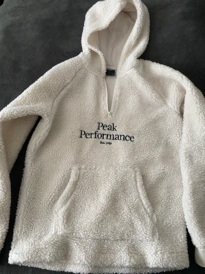 Teddy tröja  - En Teddy tröja från peak performance helt oanvänd. Köpt för 1200kr