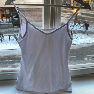 Vit linne - Basic vit linne vet dock inte var det är från. Lite större men passar s och m 💓💓 v-ringat