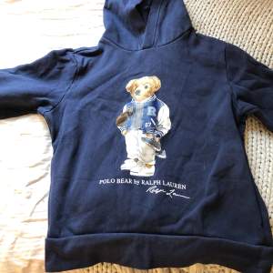 Jätte fin hoodie med en polo bear säljer pga växt ur 