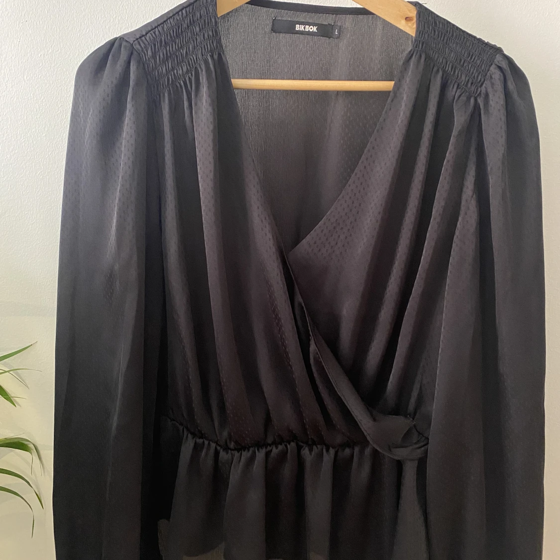 Blus med volang - 90