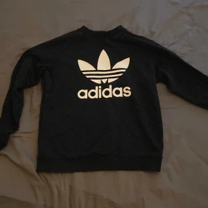 Adidas sweatshirt  - En svart adidas sweatshirt i storlek 42. Bara använd ett fåtal gånger