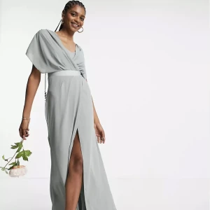 Långklänning ASOS 38 - Olivfärgad, kortärmad maxiklänning med drapering framtill och knappar baktill. Storlek 38.   Som ny, använd 1 gång!  Nypris på ASOS 979,00 SEK  OBS - lånade bilder från hemsidan.   💌 Kan skickas mot fraktkostnad