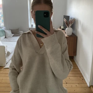 Beige stickad tröja - Säljer denna sköna och snygga tröjan från H&M 🌸Köparen står för frakten! Skickar gärna fler bilder och svarar på frågor 💕