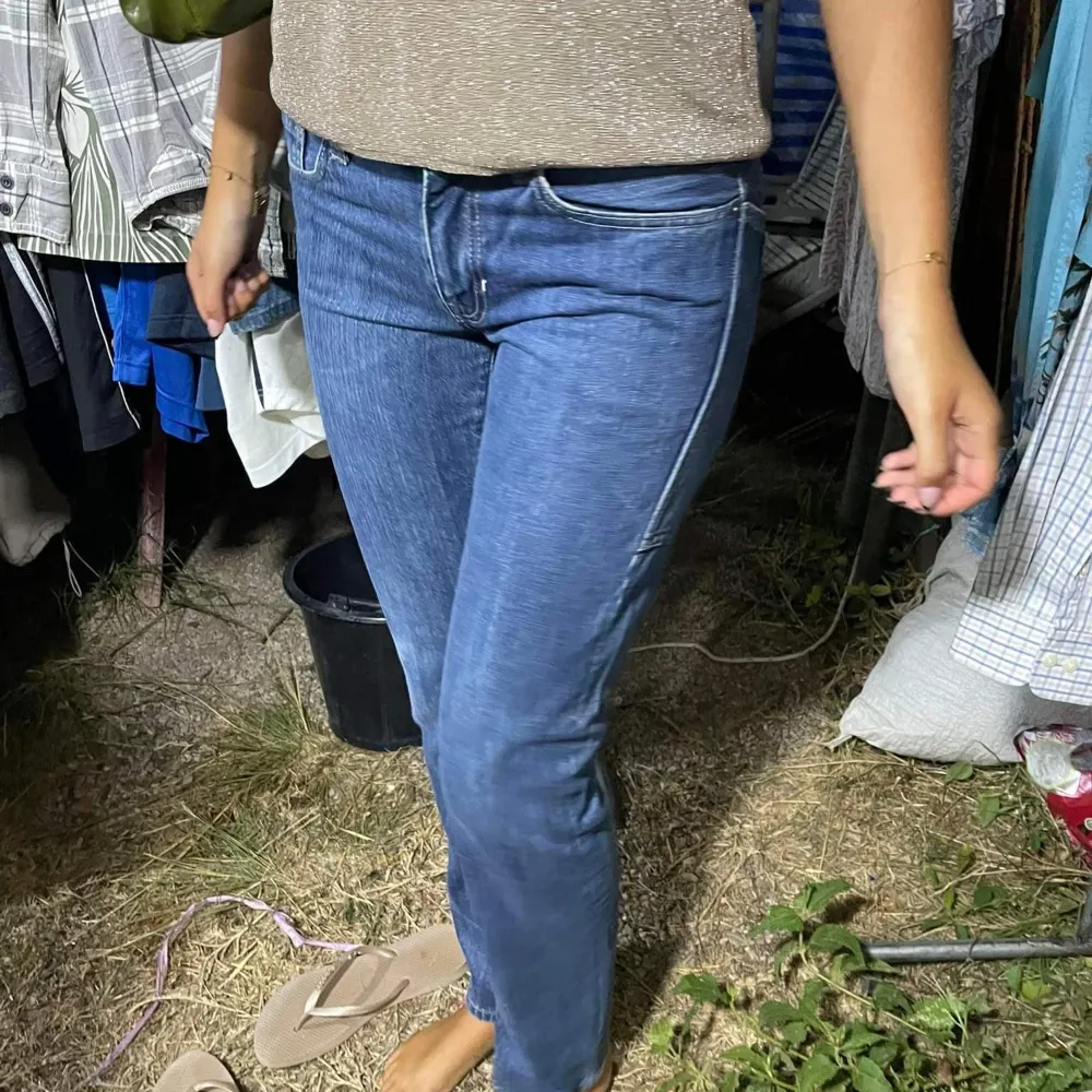 Låga vintage levis jeans med coola fickor ⭐️⭐️⭐️ mina nått är innerben 85 och låg midja 80 . Jeans & Byxor.